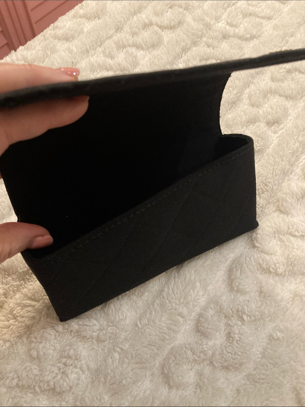 CHANEL Black Quilted eyewear case with Gold CC Accent - Picture 4 of 5
